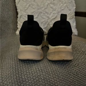 Tori Burch Women’s Good Luck Trainer